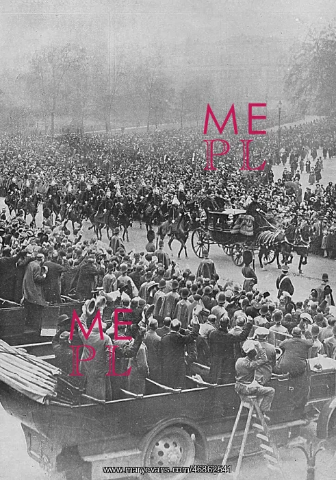 : Viewing the royal wedding, 1923 : Viewing the royal wedding, 1923