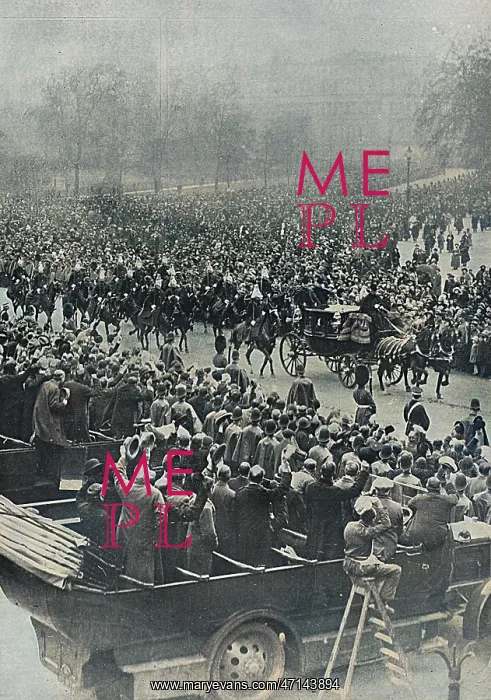 : Viewing the royal wedding, 1923 : Viewing the royal wedding, 1923