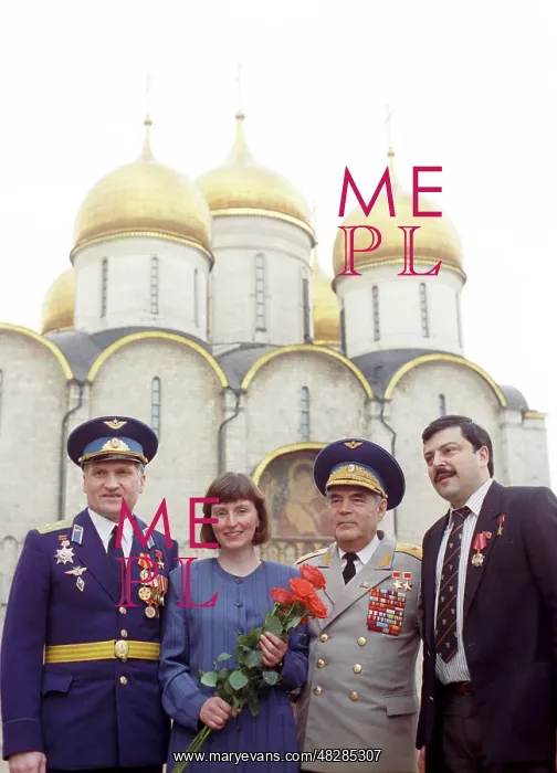 : Viktor Afanasiev, Helen Sharman, Andrian Nikolayev : Viktor Afanasiev, Helen Sharman, Andrian Nikolayev