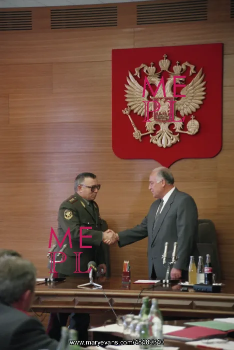 : Viktor Chernomyrdin and Anatoly Kulikov : Viktor Chernomyrdin and Anatoly Kulikov
