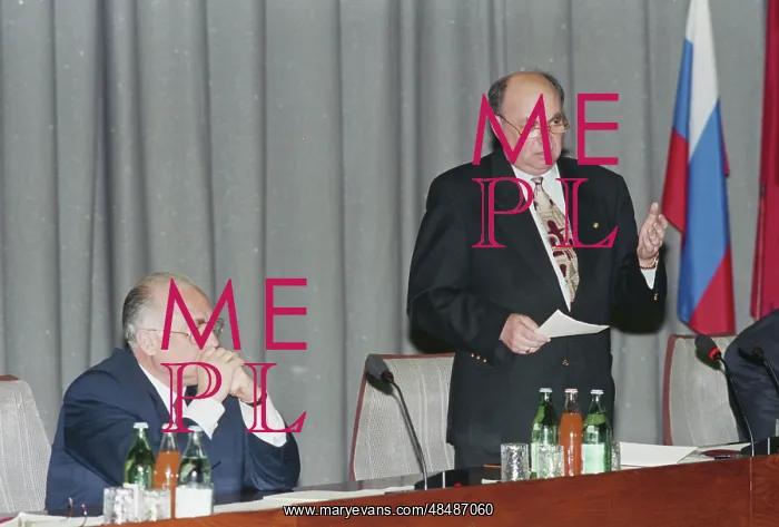 : Viktor Chernomyrdin meets Moscow builders : Viktor Chernomyrdin meets Moscow builders