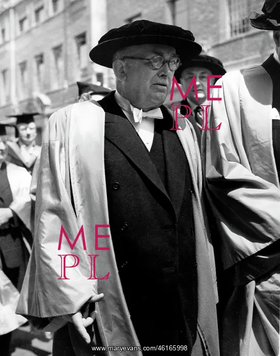 : Vincent Auriol in Oxford degree presentation procession : Vincent Auriol in Oxford degree presentation procession