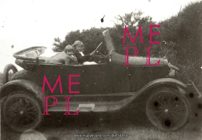  : Vintage car