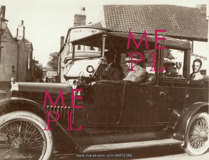  : Vintage car