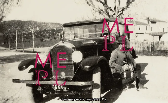  : Vintage car