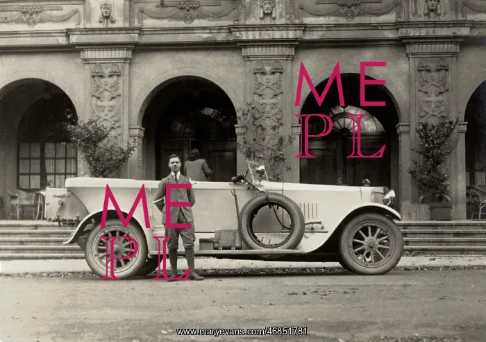 : Vintage Car and grand building : Vintage Car and grand building
