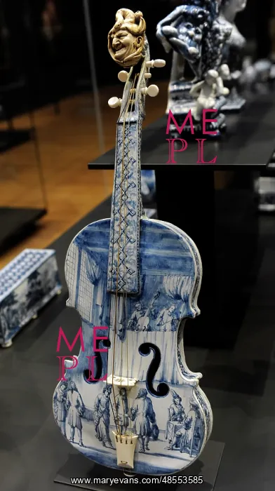 : Violin. Faience. Delft, 1705-1710 : Violin. Faience. Delft, 1705-1710