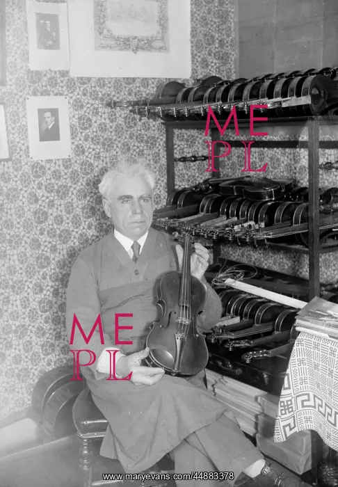 : VIOLIN MAKER 1930S : VIOLIN MAKER 1930S