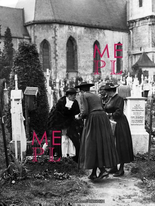 : Visit to the cemetery in Berchtesgaden, 1937 : Visit to the cemetery in Berchtesgaden, 1937
