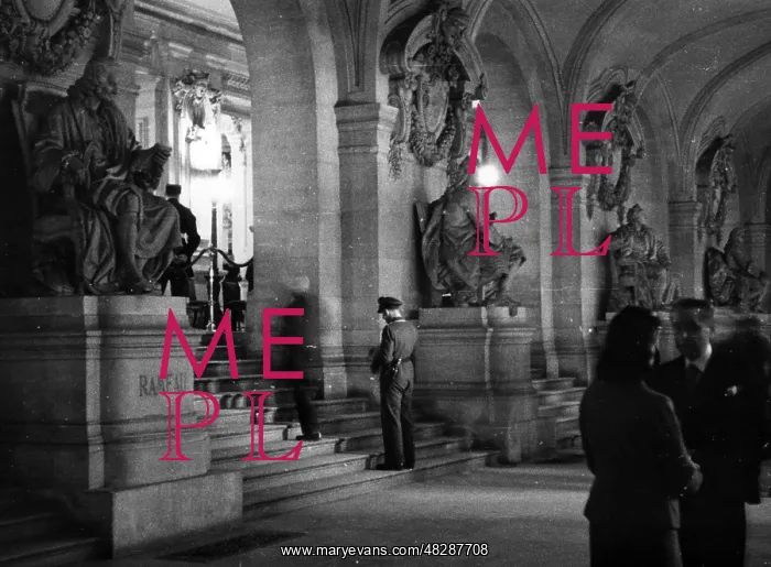 : Visit to the opera in Paris, 1942 : Visit to the opera in Paris, 1942