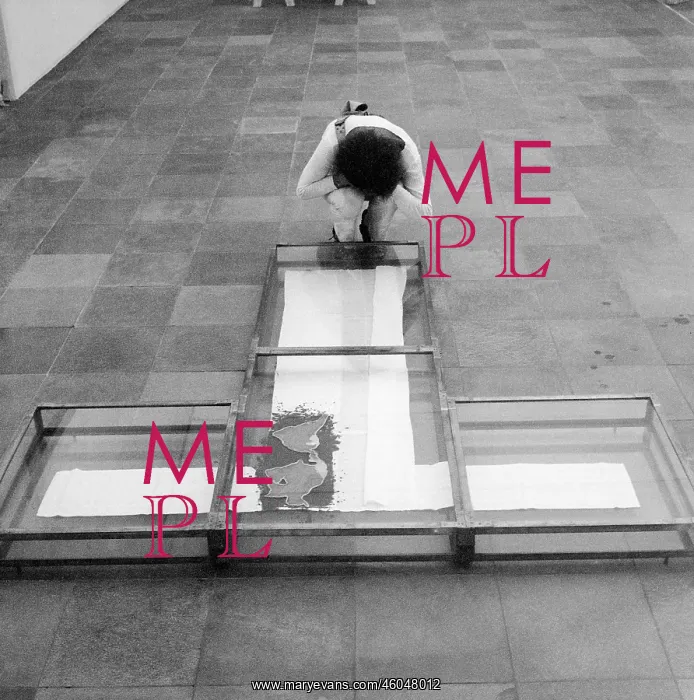 : Visitor in a museum : Visitor in a museum