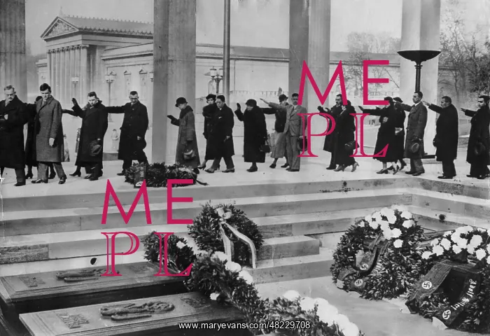 : Visitors in the Ehrentempel (Temples of Honour) in Munic : Visitors in the Ehrentempel (Temples of Honour) in Munic