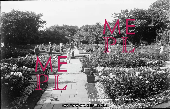 : Visitors Enjoying Ashton Garden : Visitors Enjoying Ashton Garden