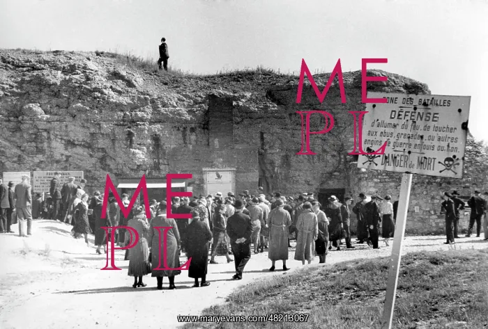 : Visitors in front of Fort Vaux, 1934 : Visitors in front of Fort Vaux, 1934