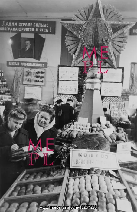 : Visitors at the fruit and vegetable stand of a : Visitors at the fruit and vegetable stand of a