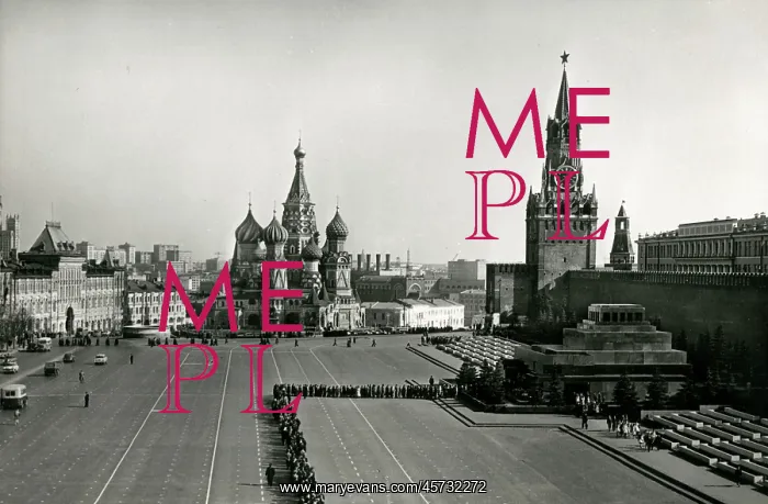 : Visitors queue in Red Square, Moscow for Lenin's Mausoleum : Visitors queue in Red Square, Moscow for Lenin's Mausoleum