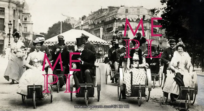 : Visitors to Universal International Exhibition, Paris 1900 : Visitors to Universal International Exhibition, Paris 1900