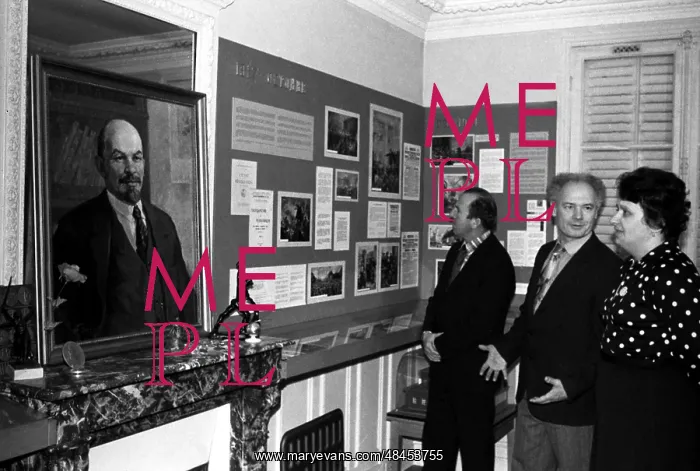 : Visitors in Vladimir Lenin's study. Paris, 1983 : Visitors in Vladimir Lenin's study. Paris, 1983