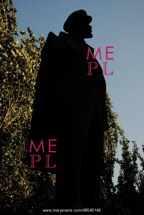 : Vladimir Lenin (1870-1924). Statue. Backlighting : Vladimir Lenin (1870-1924). Statue. Backlighting