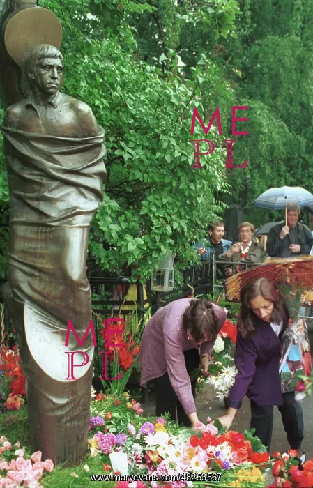 : Vladimir Vysotsky's grave, 1995 : Vladimir Vysotsky's grave, 1995