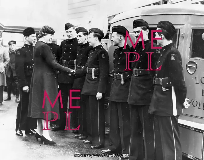 : Volunteer firefighters help the war effort in London, WW2 : Volunteer firefighters help the war effort in London, WW2