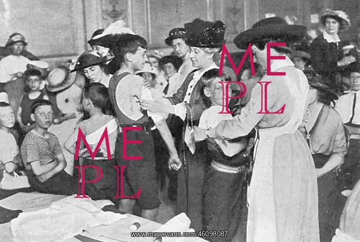 : Volunteer nurses learning to bandage, outbreak of WW1 : Volunteer nurses learning to bandage, outbreak of WW1