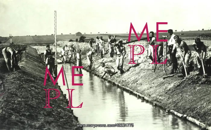 : Volunteers at the construction of a drainage : Volunteers at the construction of a drainage