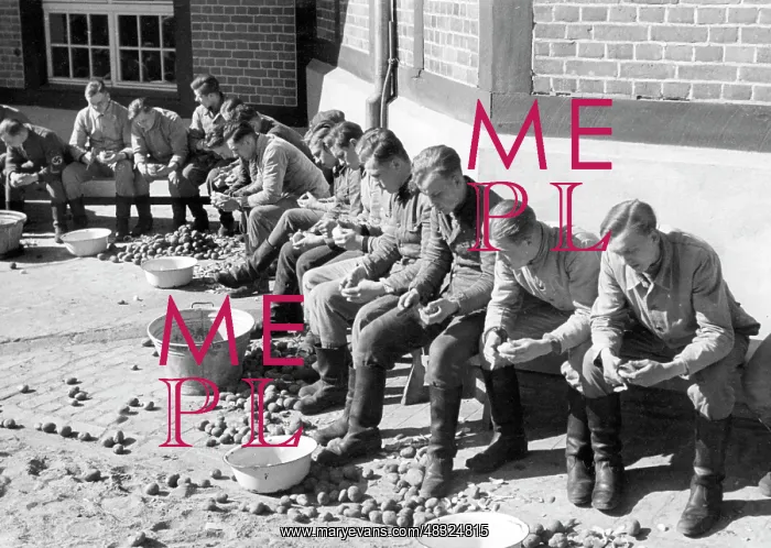 : Volunteers peeling potatoes, around the 1930s : Volunteers peeling potatoes, around the 1930s