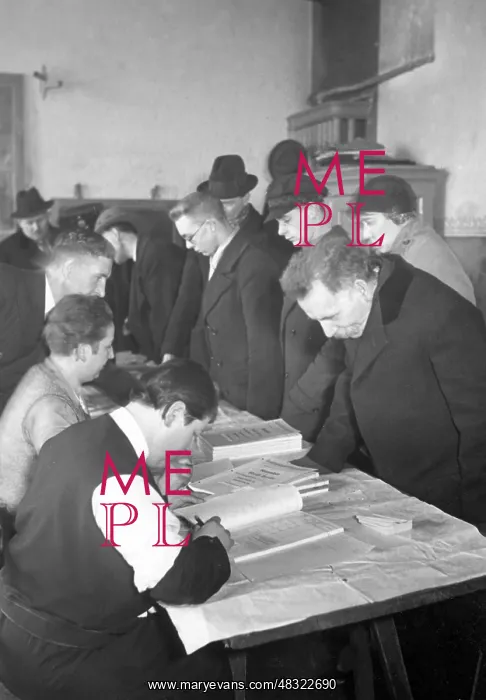 : Voters check of the electoral lists in Berlin, 1932 : Voters check of the electoral lists in Berlin, 1932