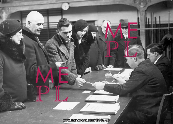 : Voters during the inspection of the electoral lists, 1933 : Voters during the inspection of the electoral lists, 1933