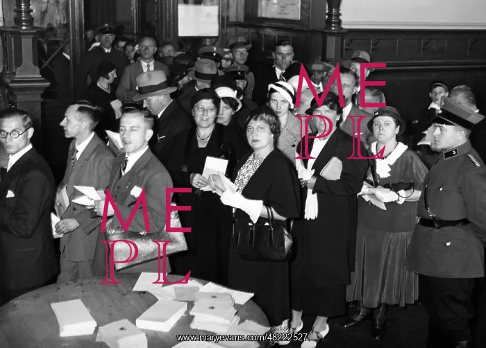 : Voting at Anhalter Bahnhof at the referendum on the head : Voting at Anhalter Bahnhof at the referendum on the head