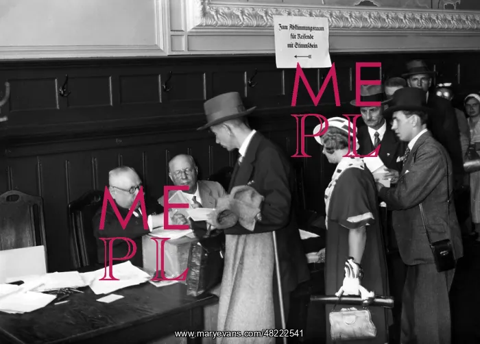 : Voting at Anhalter Bahnhof at the referendum on the head : Voting at Anhalter Bahnhof at the referendum on the head