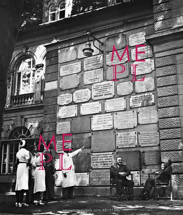 : Votive plates in Budapest, 1940 : Votive plates in Budapest, 1940
