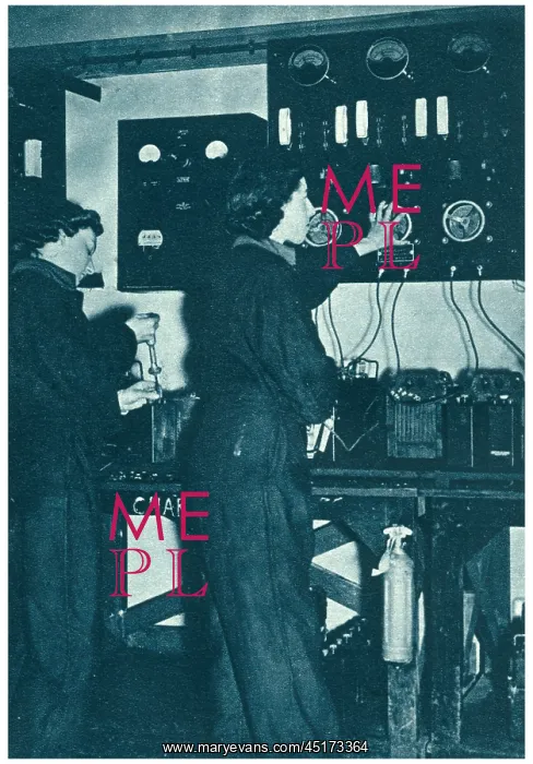 : W.A.A.F. Airwomen Testing Equipment : W.A.A.F. Airwomen Testing Equipment