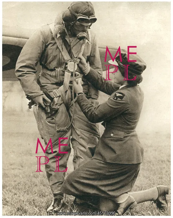 : W.A.A.F. Assisting An R.A.F. Pilot : W.A.A.F. Assisting An R.A.F. Pilot