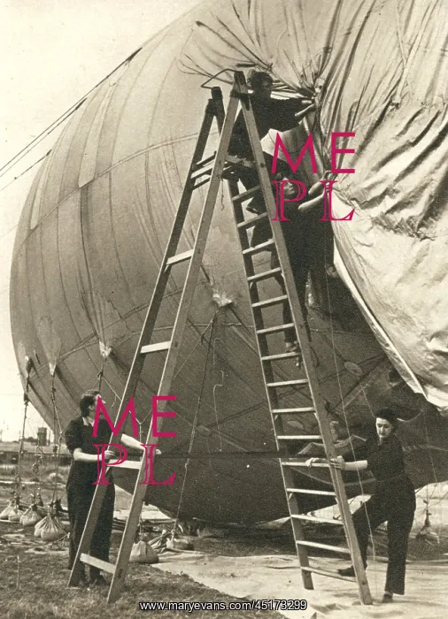 : W.A.A.F. At A Balloon Site : W.A.A.F. At A Balloon Site