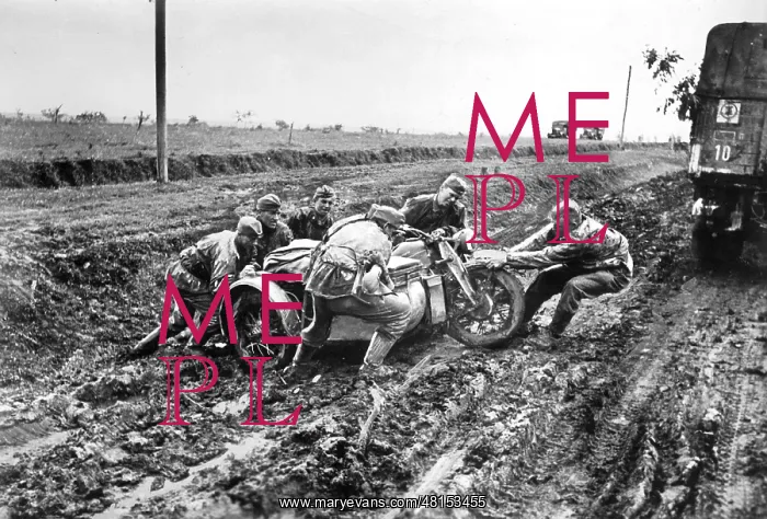 : Waffen-SS fighting with the mud : Waffen-SS fighting with the mud