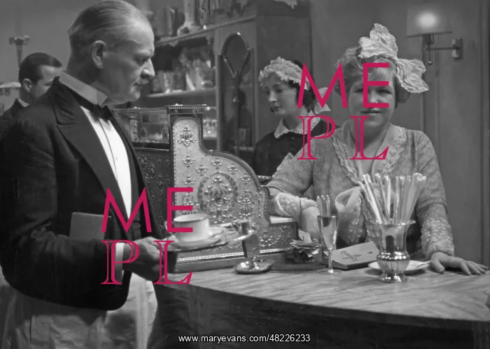: Waiter and cashier, 1932 : Waiter and cashier, 1932