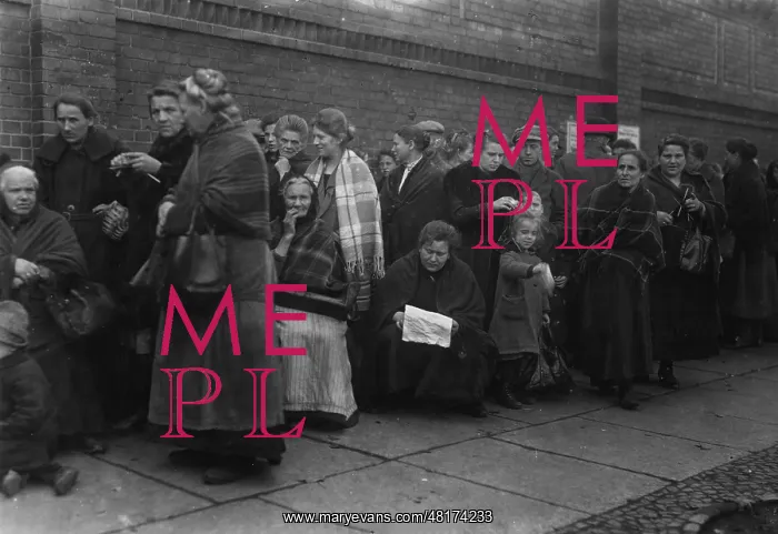 : Waiting in line in Germany during WWI, 1916 : Waiting in line in Germany during WWI, 1916