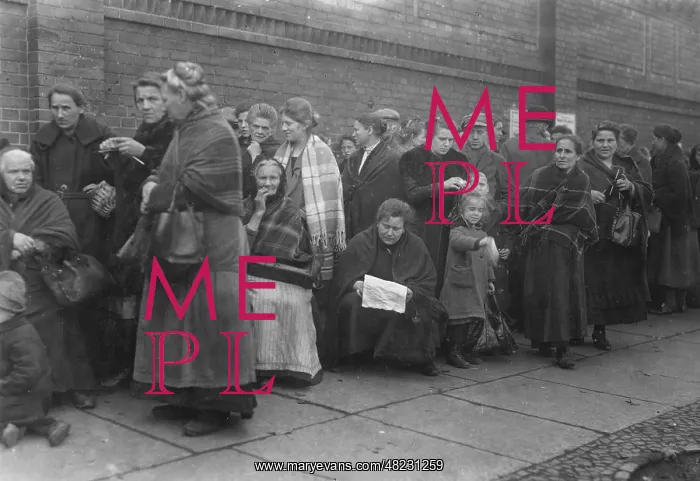 : Waiting in line in Germany during WWI, 1916 : Waiting in line in Germany during WWI, 1916