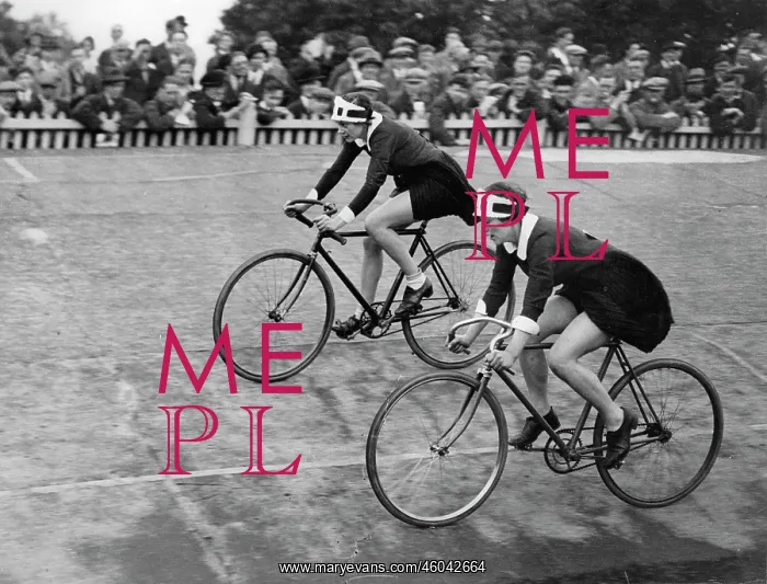 : Waitress cycle race : Waitress cycle race