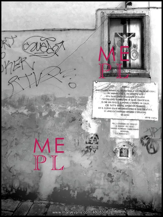  : Wall with grafitti and Icon Italy