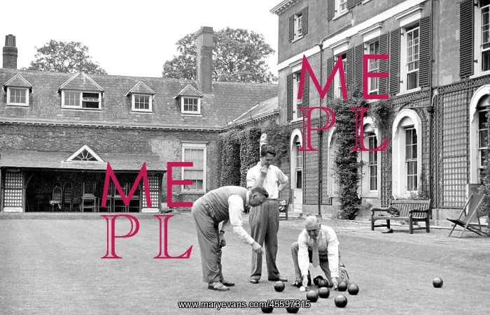  : Wallingford, Bowling on the lawn at Castle Priory c1955