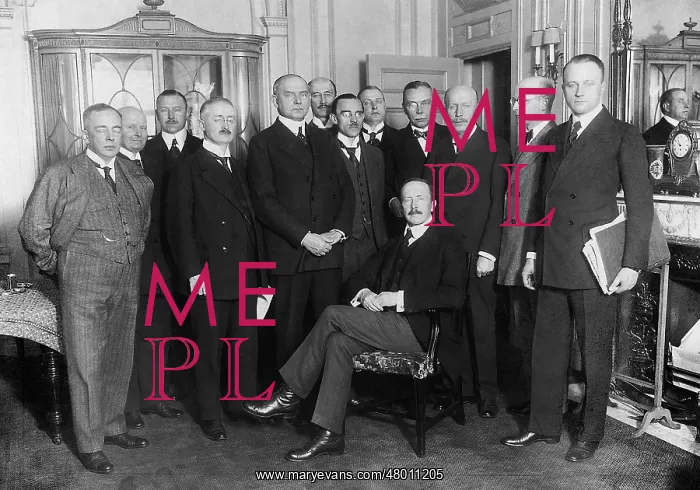 : Walter Simons with his delegation after the Entente conferen : Walter Simons with his delegation after the Entente conferen