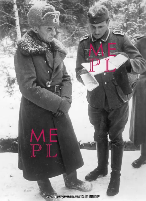 : Walther Groessner at a visit to the front, 1942 : Walther Groessner at a visit to the front, 1942