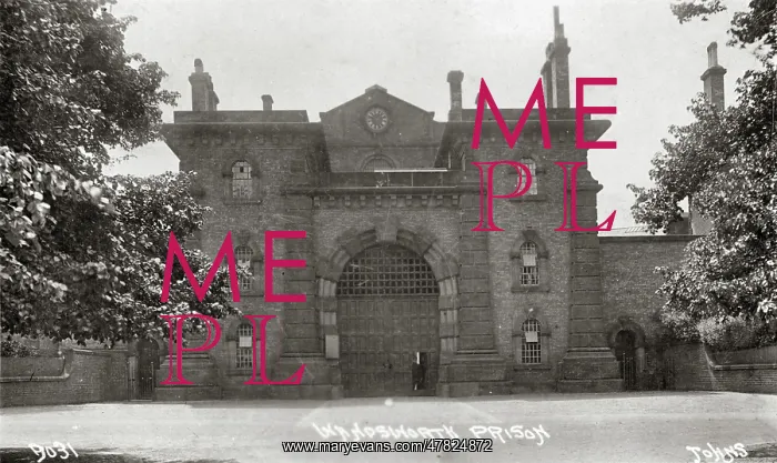 : Wandsworth Prison Gate : Wandsworth Prison Gate