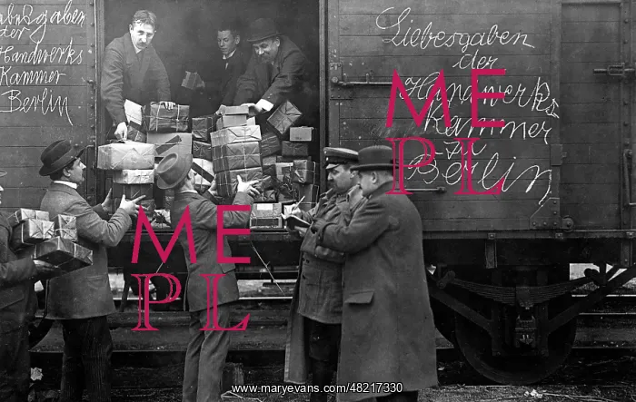 : War donations are sent away, 1914 : War donations are sent away, 1914