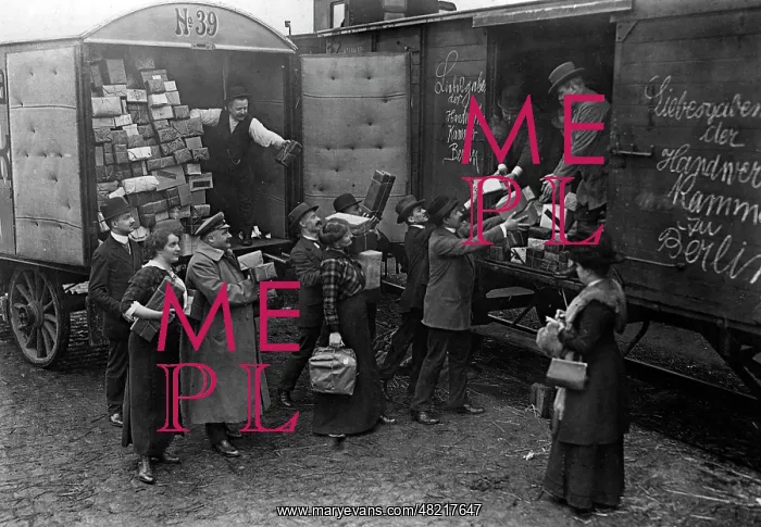 : War donations are sent away, 1914 : War donations are sent away, 1914