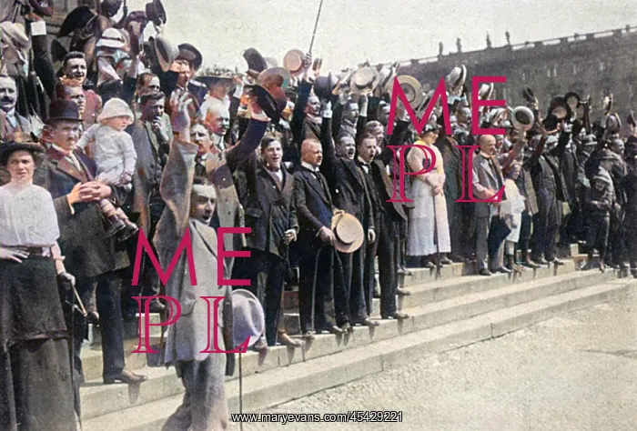 : War greeted with enthusiasm in Berlin : War greeted with enthusiasm in Berlin
