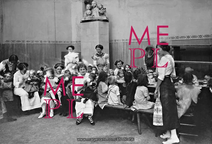 : War kindergarten in Berlin, 1914 : War kindergarten in Berlin, 1914